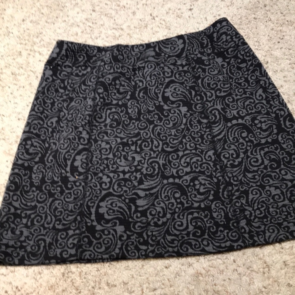 Sahalie  Skirt size large